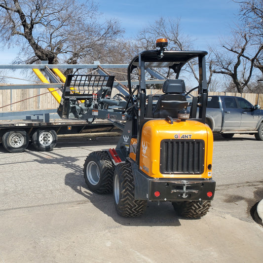Giant 1500 Compact Wheel Loader (Standard Boom) 219 hrs - 2 Yr Warranty / 1000 hrs