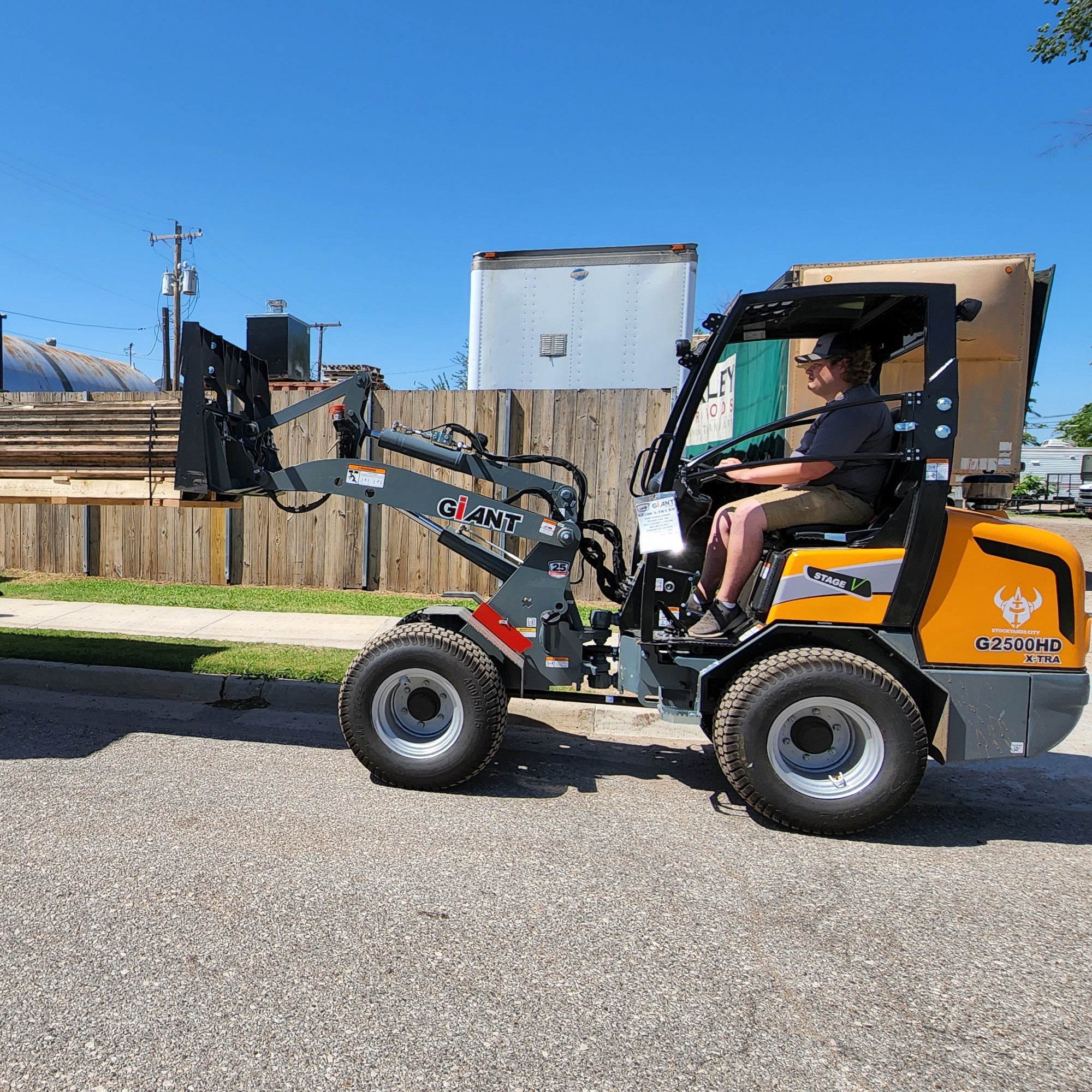 Giant G2500HD X-Tra Compact Wheel Loader (Standard Boom) 276 hrs