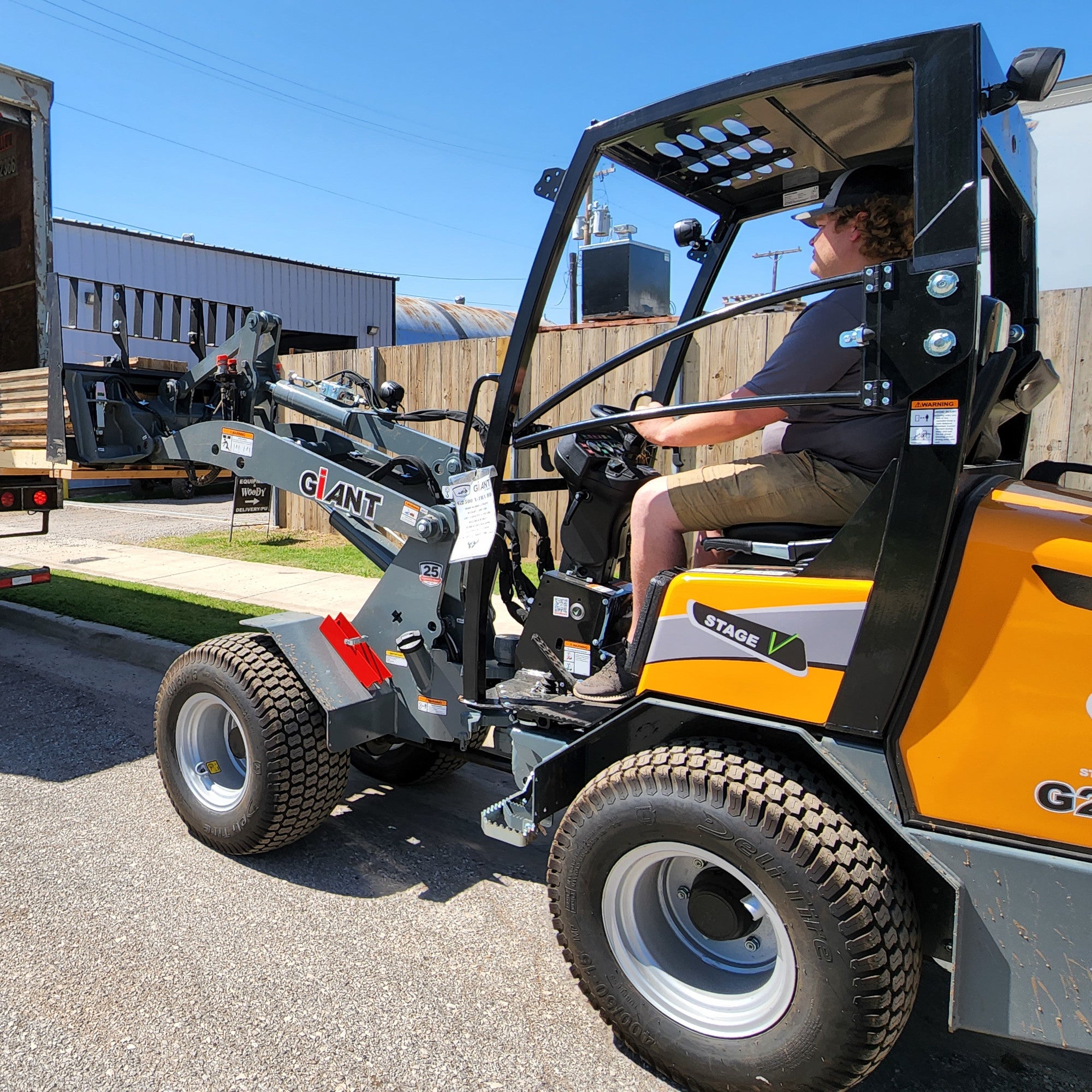 Giant G2500HD X-Tra Compact Wheel Loader (Standard Boom) 276 hrs