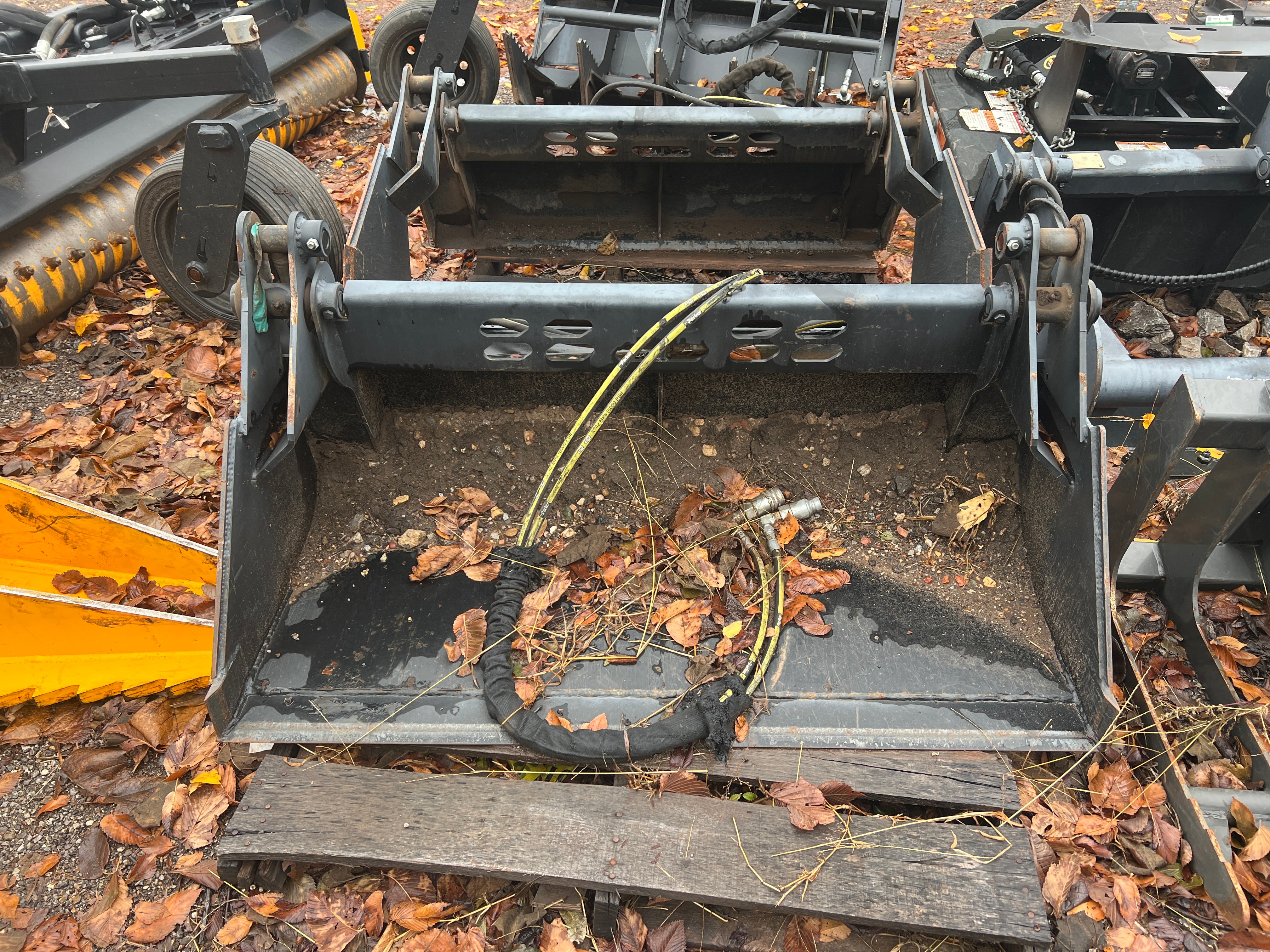 Quick Attach 4-N-1 Mini Skid Steer Combination Bucket – SYC Rental
